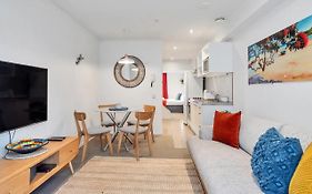 Metro Living Apt Near Skytower And Parking